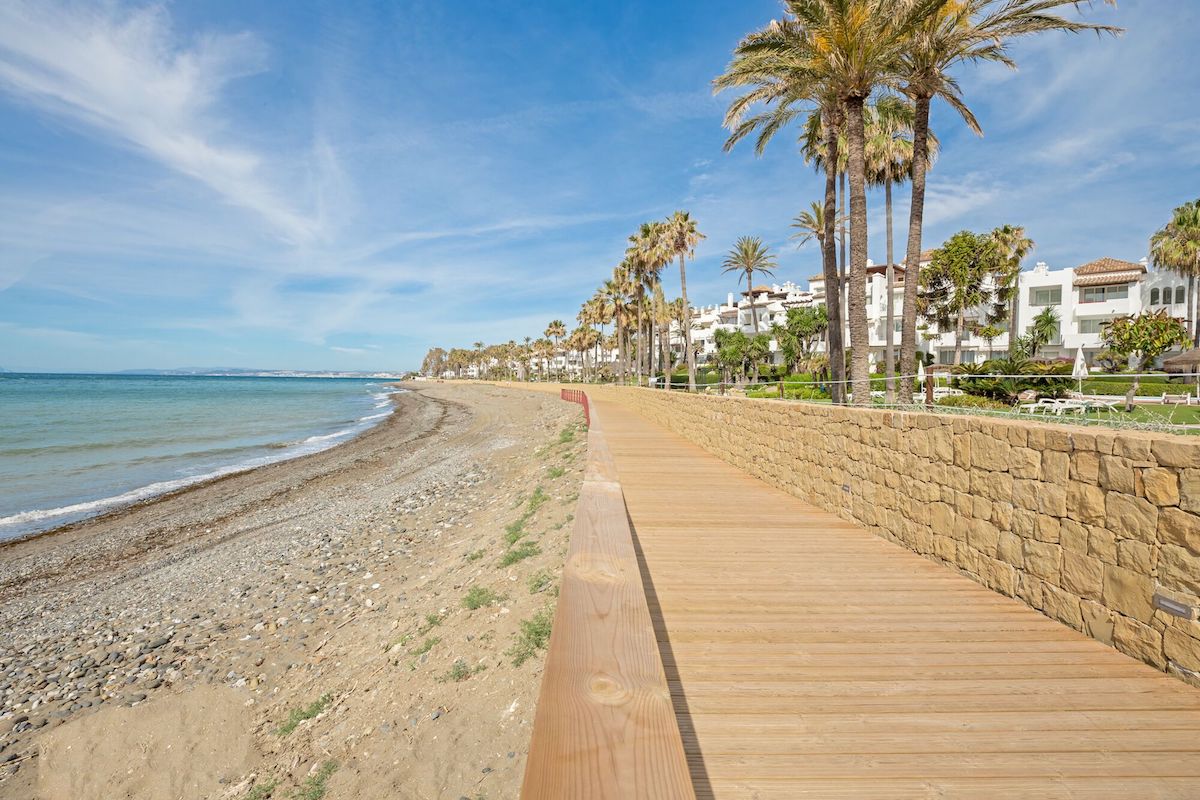 Views Urb. Alcazaba Beach